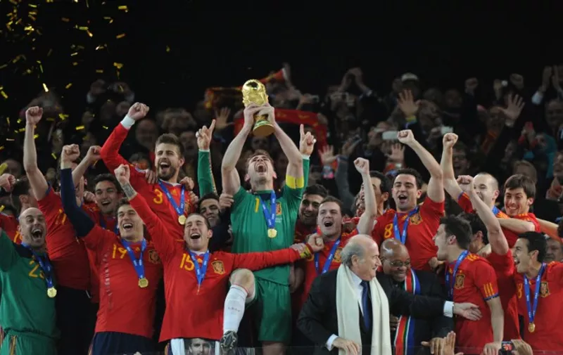 Spain's goalkeeper Iker Casillas raises the trophy during the award ceremony following the 2010 FIFA football World Cup between the Netherlands and Spain on July 11, 2010 at Soccer City stadium in Soweto, suburban Johannesburg. Spain won 1-0. NO PUSH TO MOBILE / MOBILE USE SOLELY WITHIN EDITORIAL ARTICLE       AFP PHOTO / GABRIEL BOUYS