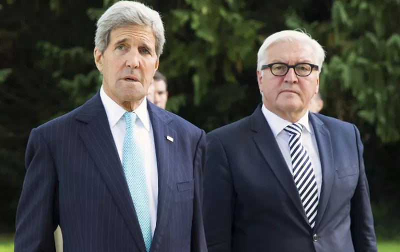 US Secretary of State John Kerry (L) walks with German Foreign Minister Frank-Walter Steinmeier prior to a meeting with a group of refugees fleeing Syria, at Villa Borsig in Berlin on September 20, 2015.     AFP PHOTO / POOL / EVAN VUCCI