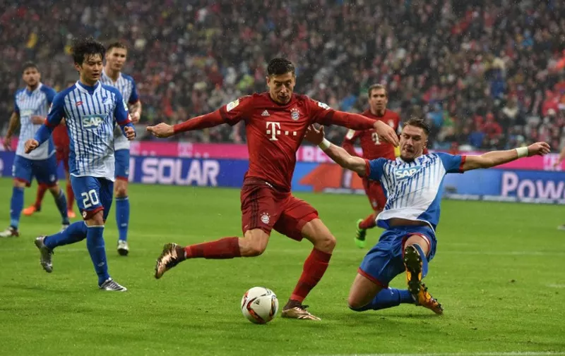 Bayern Munich's Robert Lewandowski (C) scores during the German first division Bundesliga football match of FC Bayern Munich vs TSG 1899 Hoffenheim in Munich, southern Germany, on January 31, 2016.  / AFP / LUKAS BARTH / RESTRICTIONS: DURING MATCH TIME: DFL RULES TO LIMIT THE ONLINE USAGE TO 15 PICTURES PER MATCH AND FORBID IMAGE SEQUENCES TO SIMULATE VIDEO. == RESTRICTED TO EDITORIAL USE == FOR FURTHER QUERIES PLEASE CONTACT DFL DIRECTLY AT + 49 69 650050