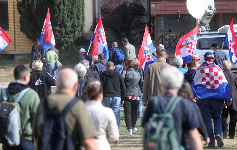 13.10.2018., Vukovar - Okupljanje prosvjednika s braniteljskim zastavama na glavnom gradskom trgu.  

Photo: Sanjin Strukic/PIXSELL
