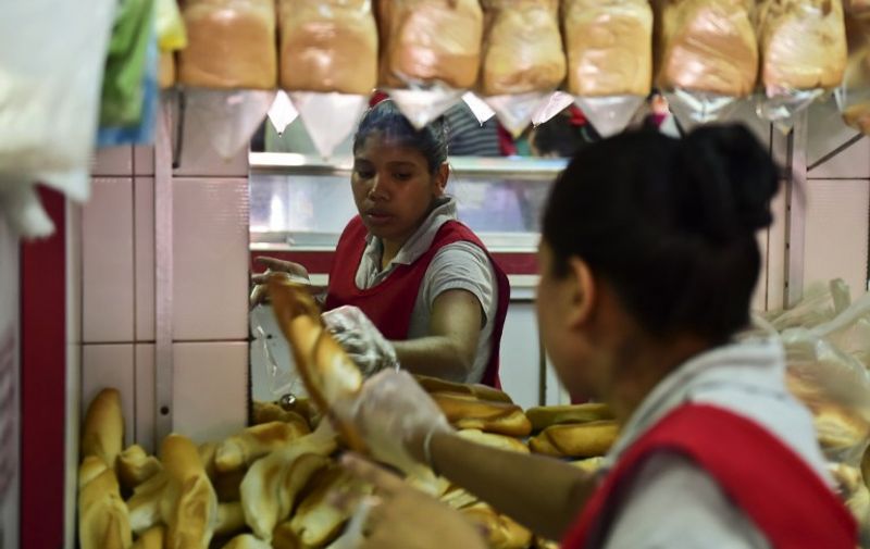 Bread for sale at a bakery in Caracas, on September 14, 2016. 
Venezuela, which is sitting on the biggest known oil reserves from which it derives 96 percent of its foreign revenues, has been devastated by the drop in prices and is beset with record shortages of basic goods, runaway inflation and an escalating economic crisis. / AFP PHOTO / RONALDO SCHEMIDT