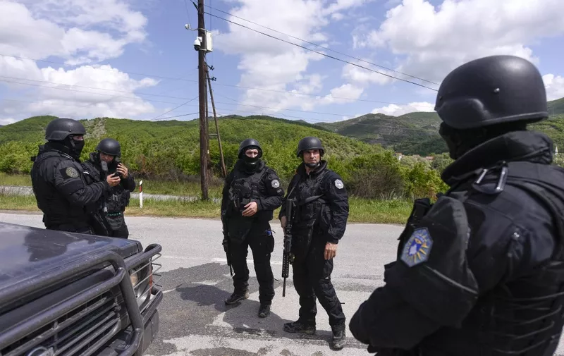 Members of Kosovo Police Special Unit secure the area near the village of Cabra, near the town of Mitrovica on May 28, 2019. - Kosovo police met "armed resistance" that left one officer wounded in the predominantly Serb north during an operation on May 28, targeting organised crime, police said. The incidents occurred in North Mitrovica, which is the mainly ethnic Serb half of a city in northern Kosovo. (Photo by Armend NIMANI / AFP)