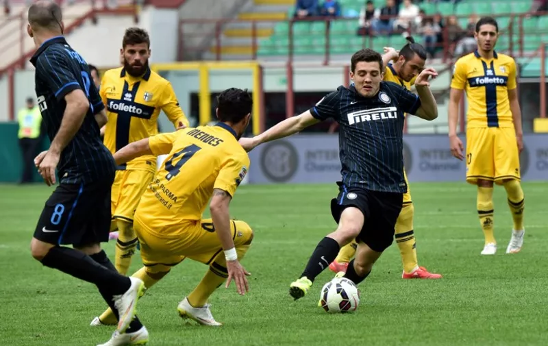 Parma's defender from Portugal Pedro Mendes (L) fights for the ball with Inter Milan's midfielder from Croatia Mateo Kovacic during the Italian Serie A football match Inter Milan vs Parma at San Siro Stadium in Milan on April 4, 2015. AFP PHOTO / GIUSEPPE CACACE