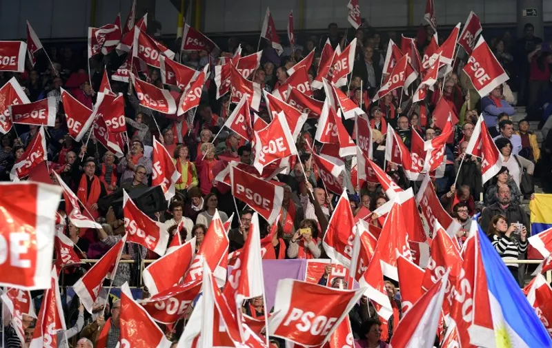 Spanish Socialist Party (PSOE) supporters wave flags during a meeting for the December 20 general elections, held on the last day of the official electoral campaign, in Madrid on December 18, 2015. All four candidates are set to close their campaigns in Madrid and the eastern city of Valencia today before an obligatory "day of reflection" ahead of December 20's vote.   AFP PHOTO / JAVIER SORIANO / AFP / JAVIER SORIANO