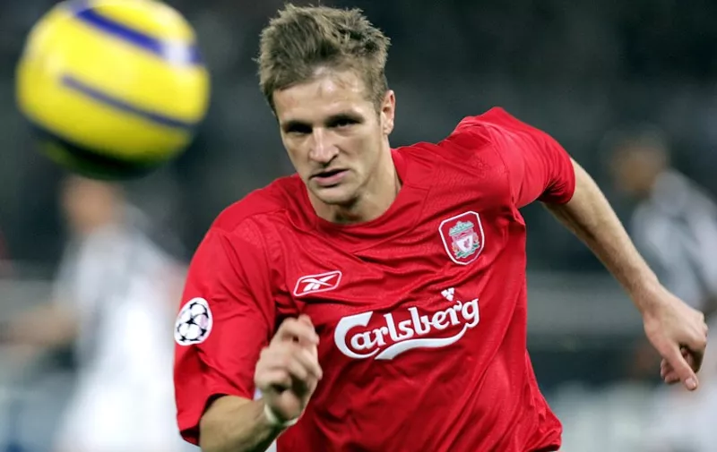 Igor Biscan of Liverpool looks at the ball during Champion's League quarter final second leg football match against Juventus in Turin's Delle Alpi Stadium 13 April 2005. AFP PHOTO/ Filippo MONTEFORTE / AFP / FILIPPO MONTEFORTE