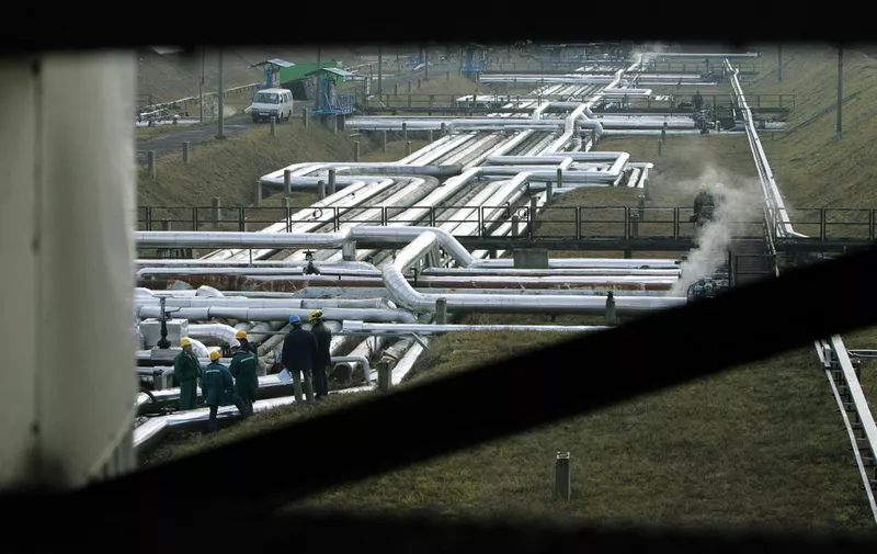 View of the refinery plant at the receiving station of the oil pipeline Druzhba in Szazhalombatta, some 30 kms south of Budapest, 09 January 2007. Russian oil supplies were cut to Hungary as a result of the transit dispute between Russia and Belarus, Gyorgy Bacsur, spokesman for the Hungarian oil and gas firm Mol said Tuesday. Hungary would begin to tap its strategic oil reserves if Russian oil supplies via the Druzhba pipeline do not resume within 24 hours of the interruption, Economy Minister Janos Koka said Monday after an emergency meeting on the country's energy security. AFP PHOTO / ATTILA KISBENEDEK (Photo by ATTILA KISBENEDEK / AFP)