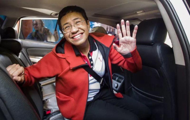 (FILES) This file photo taken on March 29, 2019 shows Philippine journalist Maria Ressa waving to photographers after posting bail outside a court building in Manila. - The 2021 Nobel Peace Prize was awarded on October 8, 2021 to journalists Maria Ressa (Philippines) and Dmitry Muratov (Russia). (Photo by MARIA TAN / AFP)