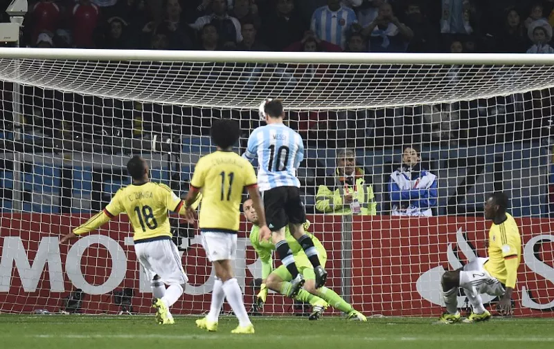 Argentina's forward Lionel Messi (C) head the ball as Colombia's goalkeeper David Ospina looks on before pulling of a save during their 2015 Copa America football championship quarter-final match, in Viña del Mar, Chile, on June 26, 2015.   AFP PHOTO / JUAN BARRETO