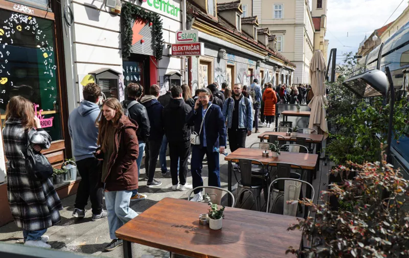 17.04.2024., Zagreb - Glasanje u Varsavskoj ulici stvorilo je velike redove.  Photo: Luka Stanzl/PIXSELL