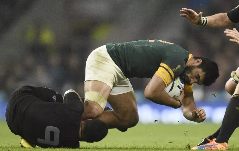 South Africa's centre Damian de Allende (R) is tackled  by New Zealand's scrum half Aaron Smith (L)  during a semi-final match of the 2015 Rugby World Cup between South Africa and New Zealand at Twickenham Stadium, southwest London, on October 24, 2015.  AFP PHOTO / MARTIN BUREAU

RESTRICTED TO EDITORIAL USE, NO USE IN LIVE MATCH TRACKING SERVICES, TO BE USED AS NON-SEQUENTIAL STILLS