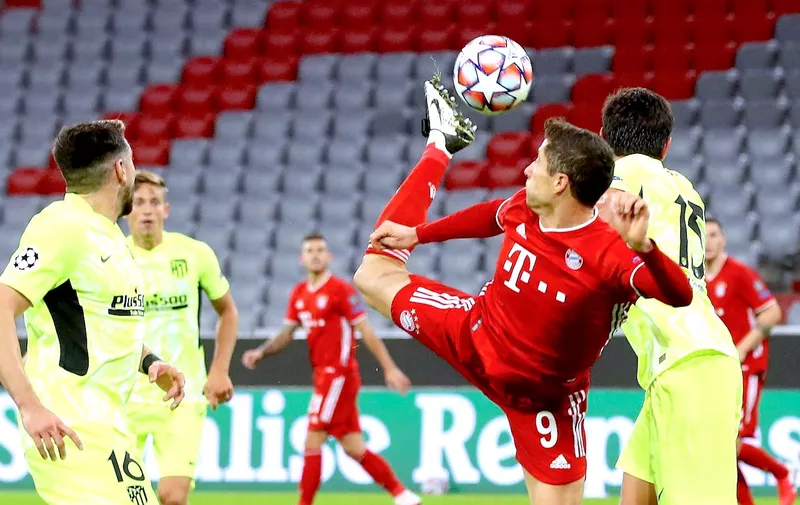 MUNICH, GERMANY - OCTOBER 21: Robert Lewandowski of FC Bayern München battles for the ball during the UEFA Champions League Group A stage match between FC Bayern Muenchen and Atletico Madrid at Allianz Arena on October 21, 2020 in Munich, Germany. (Photo by Alexander Hassenstein/Getty Images)