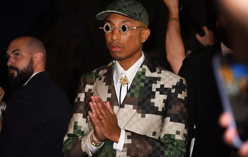 US Louis Vuitton' fashion designer and singer Pharrell Williams acknowledges the audience at the end of the Louis Vuitton Menswear Spring-Summer 2024 show as part of the Paris Fashion Week on the Pont Neuf, central Paris, on June 20, 2023. (Photo by STEFANO RELLANDINI / AFP)
