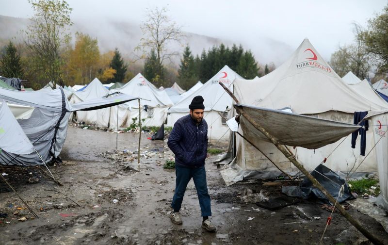 12.11.2019., Bihac, Bosna i Hercegovina - Jutro u kampu Vucjak u kojem trenutno boravi izmedju 1000 i 2000 migranata.Temperatura pada i do 0 stupnjeva celzijusa tako da se migranti griju paleci vatru,  a kada je voda stigla u kamp mnogi su se odlucili okupati.
Photo: Armin Durgut/PIXSELL