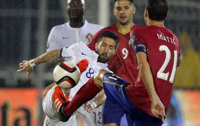 Portugal's Andre Andre (C) vies with Serbia's Nemanja Matic (R) during the EURO 2016 qualifying football match between Serbia and Portugal on October 11, 2015, at the FK Partizan Stadium in Belgrade. AFP PHOTO / PEDJA MILOSAVLJEVIC