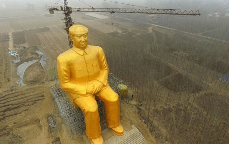 This photo taken on January 4, 2016 shows a huge statue of Chairman Mao Zedong under construction in Tongxu county in Kaifeng, central China's Henan province. The statue reportedly measures 120 feet (36.6meters) in height and is located in Zhushigang village.   CHINA OUT   AFP PHOTO / AFP / STR