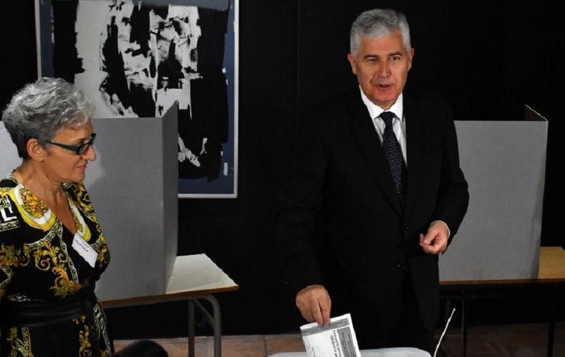 Current member of Bosnia and Herzegovina's tripartite Presidency, leader of the most influential Bosnian-Croat national party, HDZ (Croatian Democratic Union) and candidate for the next term in office, Dragan Covic (C) casts his vote at a voting station in Mostar on October 7, 2018, as Bosnia and Herzegovina holds it's general elections.
Bosnians have started voting for leaders who will steer the future of their poor and splintered nation, where politicians are still fanning the divisive nationalism that fuelled its 1990s war. The Balkan country remains a patchwork of ethnic enclaves, with power formally divided among its three main groups: Bosnian Muslims (Bosniaks), Serbs and Croats. / AFP PHOTO / ELVIS BARUKCIC