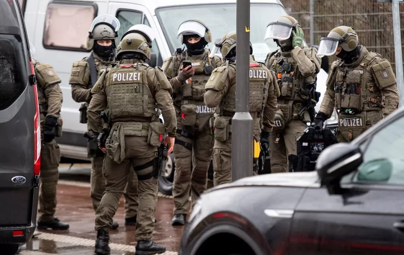 Special police forces take up positions during an operation at the Otto Hahn School in the Jenfeld district of Hamburg, northern Germany on February 1, 2022, after a youth armed with a firearm is said to have gained access to the school. (Photo by DANIEL REINHARDT / AFP)