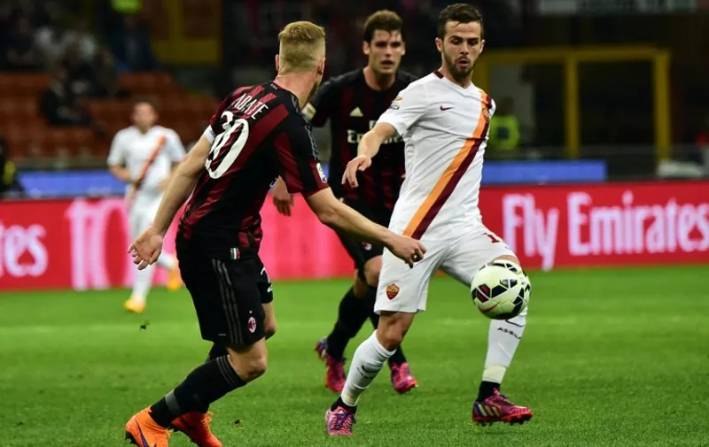 AC Milan's defender Ignazio Abate (L) vies with Roma's Bosnian midfielder Miralem Pjanic during the Serie A football match between AC Milan and AS Roma at San Siro Stadium in Milan on May 9, 2015.  AFP PHOTO / GIUSEPPE CACACE