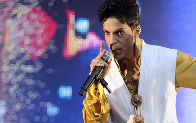 (FILES) This file photo taken on June 30, 2011 shows US singer and musician Prince performing on stage at the Stade de France in Saint-Denis, outside Paris.  
Pop icon Prince -- one of the most influential but elusive figures in music -- has died at his compound in Minnesota, entertainment website TMZ reported on April 21, 2016, citing unnamed sources. Local authorities said a death investigation was underway at Prince's Paisley Park complex, but did not give the identity of the fatality.
 / AFP PHOTO / BERTRAND GUAY