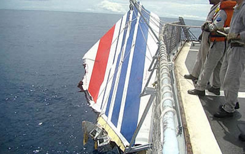 Handout picture released June 9, 2009 by the Brazilian Navy showing a piece of the tailfin of the Air France A330 aircraft that crashed June 1 while in midflight over the Atlantic ocean, being hoisted by a Navy rescue vessel. The decision to fit new "pitot probes" on A330 and A340 planes came as a union urged pilots not to fly these jets after the crew of the 0447 flight from Rio to Paris lost control and crashed, killing all 228 people on board.   AFP PHOTO/BRAZILIAN NAVY/HO     RESTRICTED TO EDITTORIAL       USE MAXIMUM QUALITY AVAILABLE (Photo by Handout / BRAZILIAN NAVY / AFP)