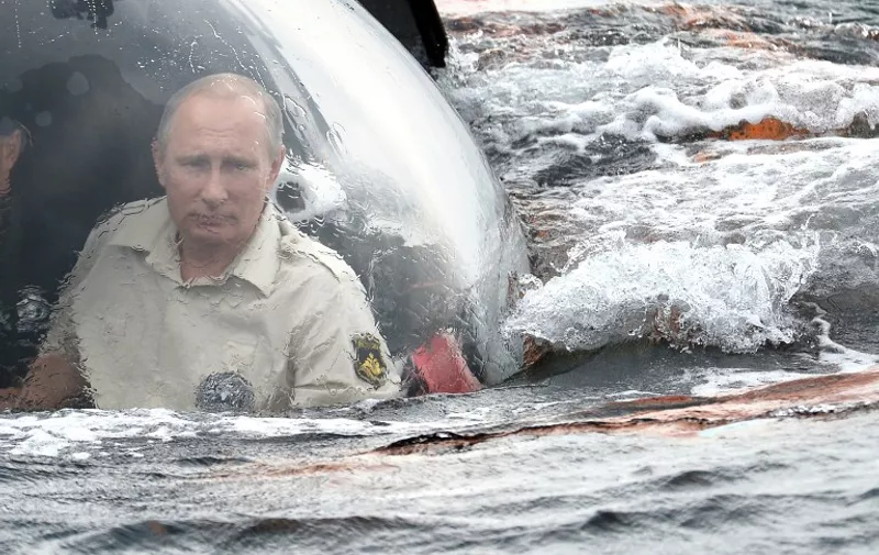 Russian President Vladimir Putin submerges on board C-Explorer 3 bathyscaphe into the waters of the Black Sea outside Sevastopol on August 18, 2015, to explore a shipwreck. AFP PHOTO / RIA NOVOSTI / ALEXEI NIKOLSKY