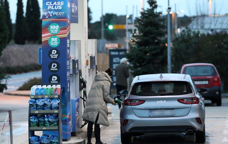 03.01.2024.,Sibenik-Vlade Republike Hrvatske utvrdila je nove cijene naftnih derivata koje vrijede od 3.-15 sijecnja.U 14 dnevnom razdoblju,naftni derivati ce se prodavati po cijeni 1,40 EUR/l za benzinsko gorivo, 1,40 EUR/l za dizelsko gorivo i  0,87