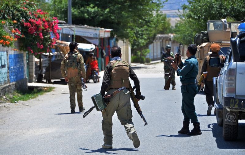 Members of Afghan security forces patrol a street during an ongoing clash between Taliban and Afghan forces in Mihtarlam, the capital of Laghman Province on May 24, 2021, as the insurgents pressed on with their campaign to seize new territories as the US military continued with its troop pullout. (Photo by NOORULLAH SHIRZADA / AFP)