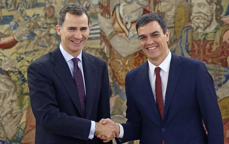 Spain's King Felipe VI (L) shakes hands with Spanish Socialist Party (PSOE) leader Pedro Sanchez at the Zarzuela Palace in Madrid on February 2, 2016. Spain's King Felipe VI began today a a second session of meetings with party leaders in a bid to break a political impasse over the formation of a new government following an inconclusive election on December 2015.  AFP PHOTO/ POOL/ CHEMA MOYA / AFP / POOL / CHEMA MOYA