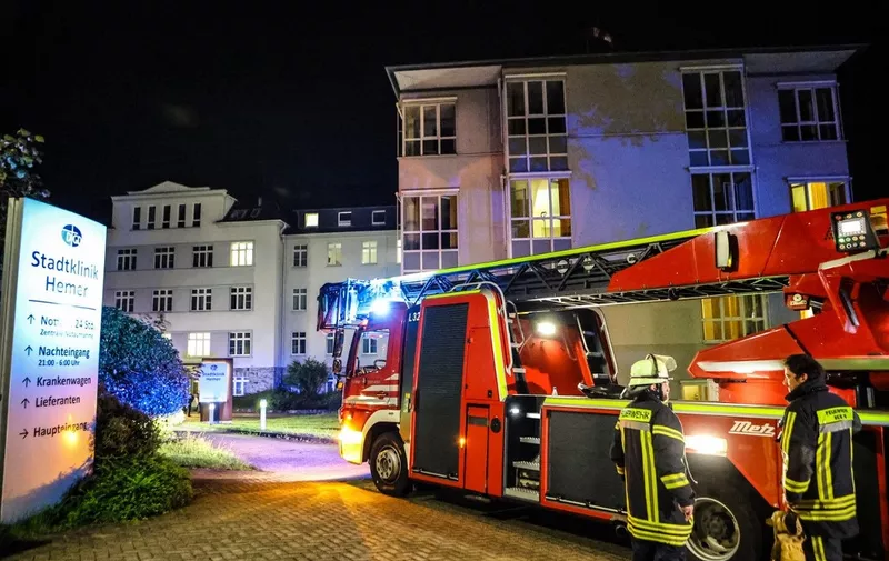 04 August 2023, North Rhine-Westphalia, Hemer: Firefighters are on duty at a clinic. Four people were seriously injured and 15 people slightly injured in a room fire at a clinic in Hemer (Märkischer Kreis). According to the police, a fire had broken out in a patient's room on Friday night for reasons that have not yet been explained. The hospital staff quickly began to evacuate the rooms, said a spokeswoman for the police. Photo: Alex Talash/dpa (Photo by Alex Talash / DPA / dpa Picture-Alliance via AFP)