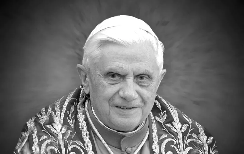 PHOTOMONTAGE: Pope Benedict XVI. very sick. ARCHIVE PHOTO; Pope Benedict XVI.Portrait, visit to Bavaria in Freising, 14.09.2006 ? (Photo by Frank Hoermann/SVEN SIMON / SVEN SIMON / dpa Picture-Alliance via AFP)