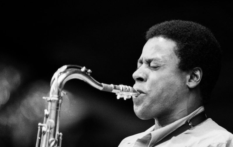US jazz saxophonist and composer Wayne Shorter performs on July 18, 1986 in Nice. (Photo by Christophe SIMON / AFP)