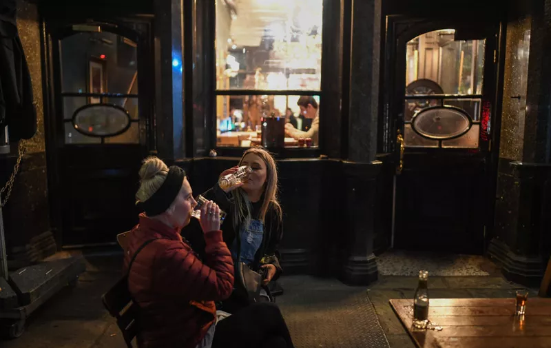 LONDON, ENGLAND - MARCH 20: Two women are seen drinking inside the Red Lion pub on March 20, 2020 in London, United Kingdom. British Prime Minister Boris Johnson announced that the country's bars, pubs, restaurants and cafes must close tonight to curb the spread of COVID-19, which has killed more than 100 people in the UK. (Photo by Peter Summers/Getty Images)