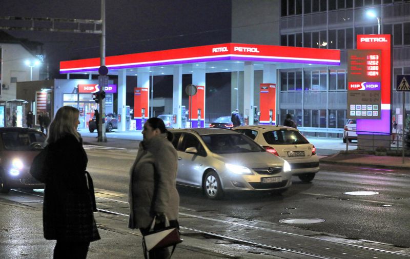 20.12.2022., Zagreb - Odlukom Vlade od ponoci cijena litre benzina iznosi 9.63 kune po litri (smanjenje od 0.97 kn/l), a litre dizela 10.84 kune (smanjenje 0.75 kn/l). Litra plavog dizela stoji 7.20 kuna (smanjenje 0.75 kn/l). Photo: Patrik Macek/PIXSELL
