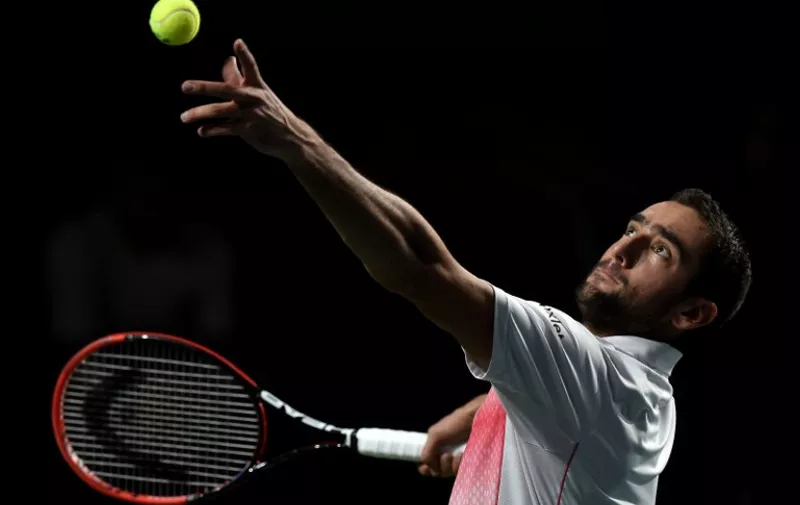Croatian player Marin Cilic returns the ball to Spanish player Roberto Bautista Agut during their the Kremlin Cup tennis tournament final match in Moscow on October 25, 2015. AFP PHOTO/KIRILL KUDRYAVTSEV