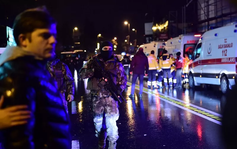 Turkish special force police officers and ambulances are seen at the site of an armed attack January 1, 2017 in Istanbul.
At least two people were killed in an armed attack Saturday on an Istanbul nightclub where people were celebrating the New Year, Turkish television reports said. / AFP PHOTO / YASIN AKGUL