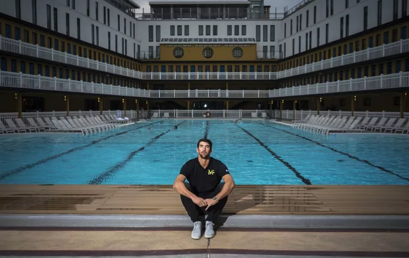 US swimming champion Michael Phelps poses during a photo session at the Molitor swimming pool on February 16, 2017 in Paris. / AFP PHOTO / LIONEL BONAVENTURE