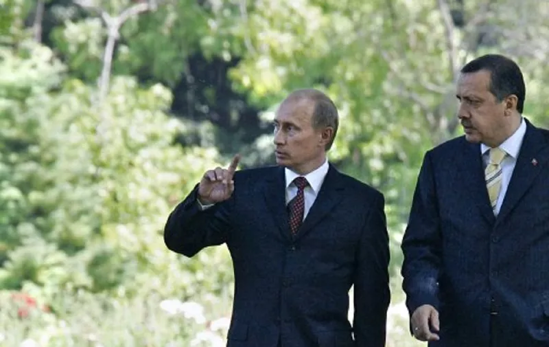 Russian President Vladimir Putin (L) and Turkish Prime Minister Recep Tayyip Erdogan take a walk in Putin's residence in the Russian Black Sea resort of Sochi during their meeting, 18 July 2005.  Vladimir Putin and Recep Tayyip Erdogan began 17 July two days of talks in the Black Sea resort of Sochi, overshadowed by the bomb attack 16 July that killed five people at a Turkish tourist resort. AFP PHOTO / ITAR-TASS / PRESIDENTIAL PRESS SERVICE / AFP / ITAR-TASS / ALEXEY PANOV