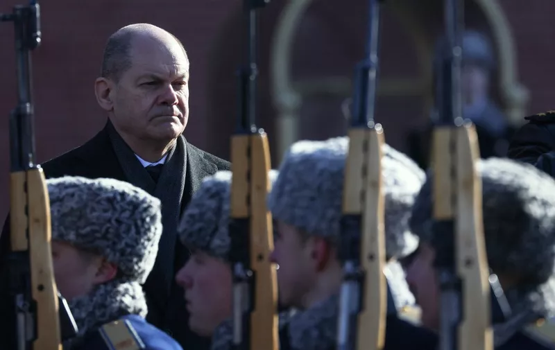 German Chancellor Olaf Scholz attends a wreath-laying ceremony at the Tomb of the Unknown Soldier by the Kremlin Wall in Moscow, on February 15, 2022. - German Chancellor Olaf Scholz was due in Moscow on February 15 in search of a diplomatic solution to avoid a war in Ukraine as the West and Russia signalled tentative hopes of an easing in the tense standoff. (Photo by MAXIM SHEMETOV / POOL / AFP)