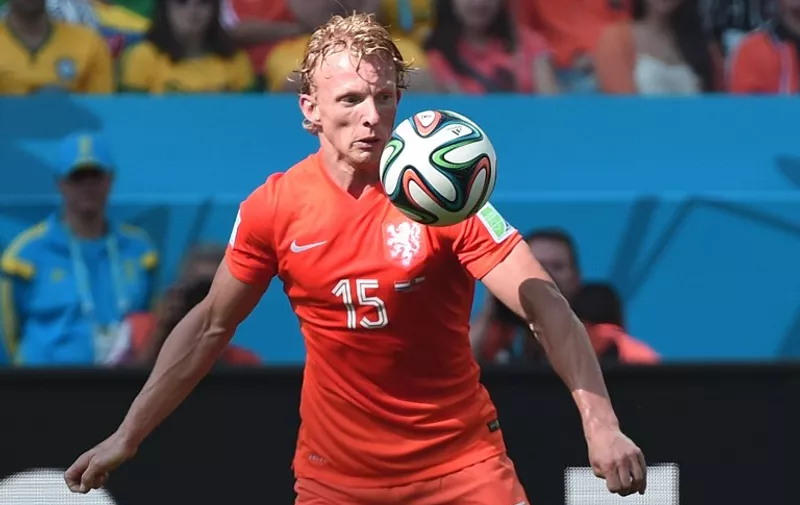 Netherlands' forward Dirk Kuyt controls the ball during the Group B football match between Netherlands and Chile at the Corinthians Arena in Sao Paulo during the 2014 FIFA World Cup on June 23, 2014.  AFP PHOTO / DAMIEN MEYER