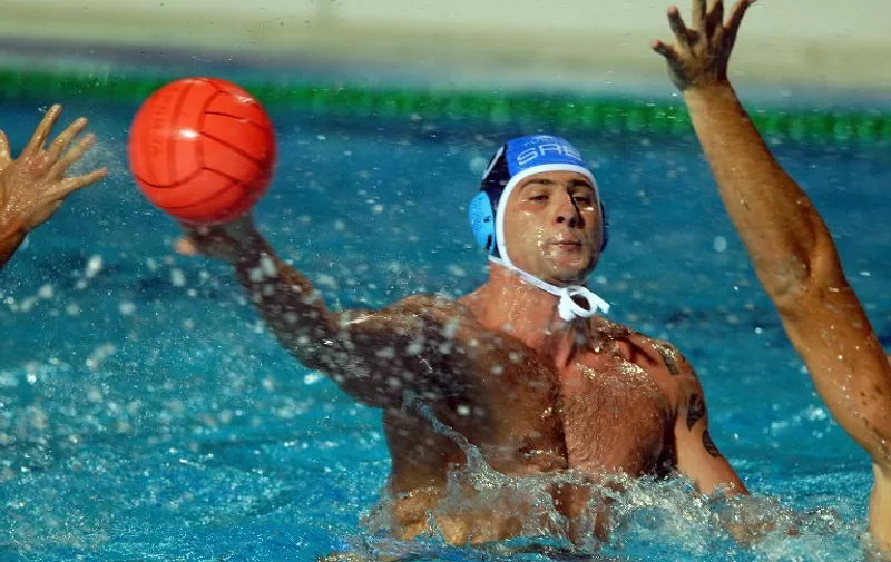Serbia's Aleksandar Sapic is challenged by Romania during a men's semifinal match of European Water Polo Championships in Tasmajdan pool in Belgrade, 08 September 2006.   AFP PHOTO / ANDREJ ISAKOVIC / AFP / ANDREJ ISAKOVIC