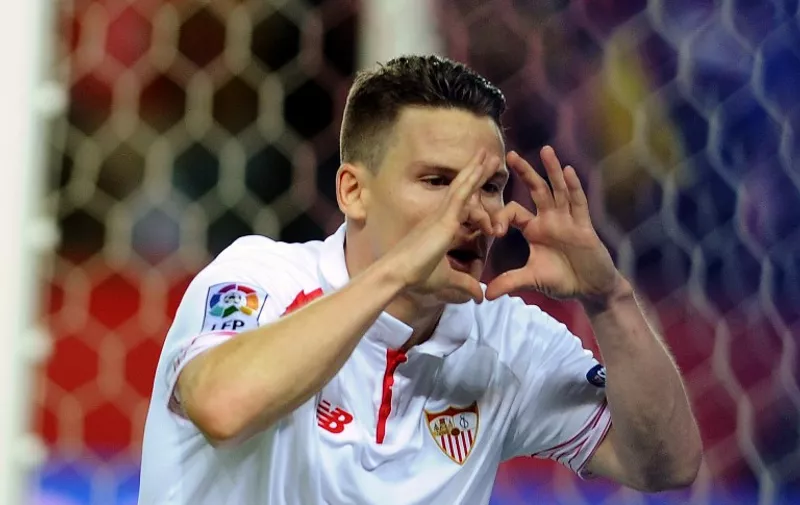 Sevilla's French forward Kevin Gameiro makes a heart shape sign with his hands as he celebrates after scoring during the Spanish Copa del Rey (King's Cup) semifinal first leg football match Sevilla FC vs RC Celta de Vigo at the Ramon Sanchez Pizjuan stadium in Sevilla on February 4, 2016.   AFP PHOTO/ CRISTINA QUICLER / AFP / CRISTINA QUICLER