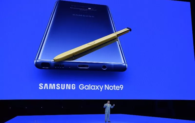 DJ Koh, president and CEO of Samsung Electronics, introduces the new Samsung Galaxy Note 9 smartphone at the Barclays Center on August 9, 2018 in the Brooklyn borough of New York City. / AFP PHOTO / TIMOTHY A. CLARY
