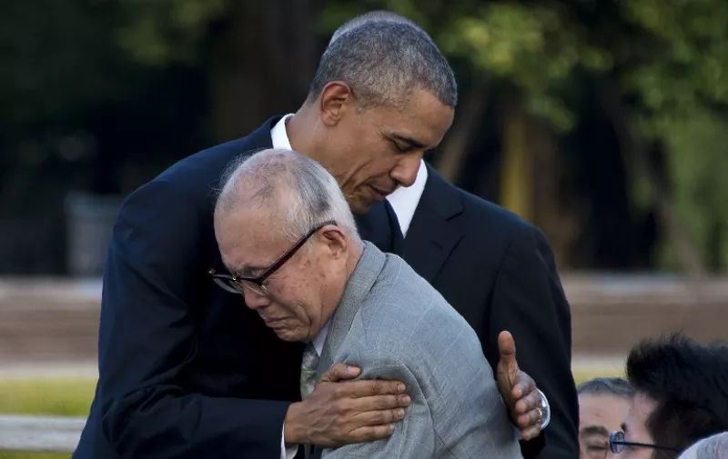 US President Barack Obama hugs Shigeaki Mori (front), a survivor of the 1945 atomic bombing of Hiroshima, during a visit to the Hiroshima Peace Memorial Park on May 27, 2016.
Obama on May 27 paid moving tribute to victims of the world's first nuclear attack.
  / AFP PHOTO / JIM WATSON