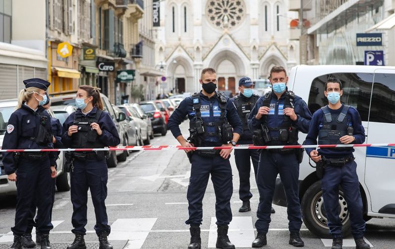 Police block the access to the Notre-Dame de l'Assomption Basilica in Nice on October 29, 2020 after a knife-wielding man kills three people at the church, slitting the throat of at least one of them, in what officials are treating as the latest jihadist attack to rock the country. (Photo by Valery HACHE / AFP)