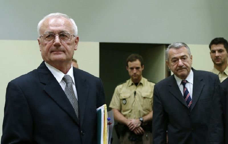 Defendants Zdravko Mustac (C) and Josip Perkovic (L), former members of the Yugoslav secret service, arrive for their trial in a Munich courtroom October 17, 2014. Mustac and Perkovic are suspected of being involved in the murder of a Croatian emigrant in Germany. Yugoslav dissident Stjepan Djurekovic was murdered in 1983 near Munich, at a time when Perkovic was in the Yugoslav secret service in Germany. He was extradited to Germany at the beginning of this year on suspicion of masterminding the murder.     AFP PHOTO / POOL / MICHAELA REHLE (Photo by MICHAELA REHLE / POOL / AFP)