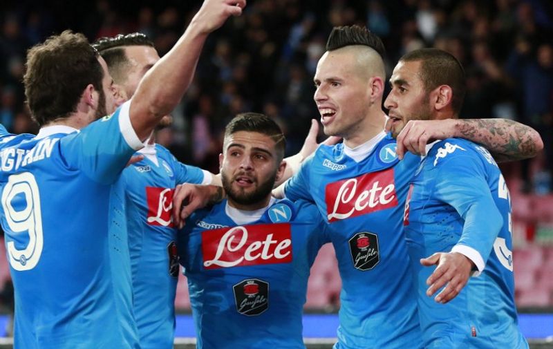 Napoli's Slovak forward Marek Hamsik (2ndR) celebrates with teammates after scoring during the Italian Serie A football match SSC Napoli vs Torino FC on January 6, 2016 at the San Paolo stadium in Naples. AFP PHOTO / CARLO HERMANN / AFP / CARLO HERMANN
