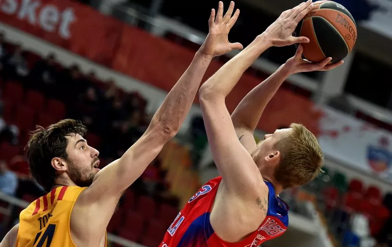 CSKA Moscow's Ivan Lazarev (R) vies with FC Barcelona Lassa Ante Tomic during the Euroleague Top 16 group F basketball match between CSKA Moscow and FC Barcelona Lassa in Moscow on January 14, 2016. / AFP / KIRILL KUDRYAVTSEV