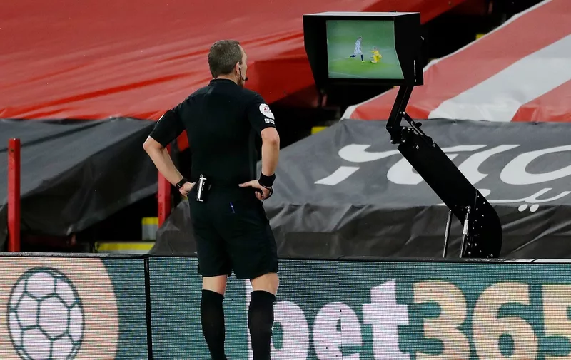 Soccer Football - Premier League - Sheffield United v Chelsea - Bramall Lane, Sheffield, Britain - February 7, 2021 Referee Kevin Friend checks VAR before awarding Chelsea a penalty Pool via REUTERS/Lee Smith EDITORIAL USE ONLY. No use with unauthorized audio, video, data, fixture lists, club/league logos or 'live' services. Online in-match use limited to 75 images, no video emulation. No use in betting, games or single club /league/player publications.  Please contact your account representative for further details.