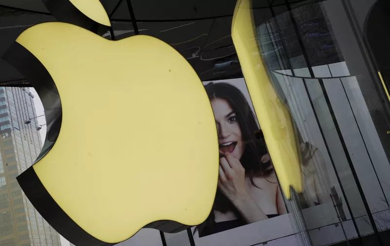 The company's logo sign hangs in an Apple shop in Shanghai on February 24, 2012. Despite suffering a setback in a Shanghai court on February 23, Proview Technology, a financially strapped Chinese company has reportedly opened up a US front in its legal war with Apple over the iPad trademark. AFP PHOTO / Peter PARKS (Photo by PETER PARKS / AFP)