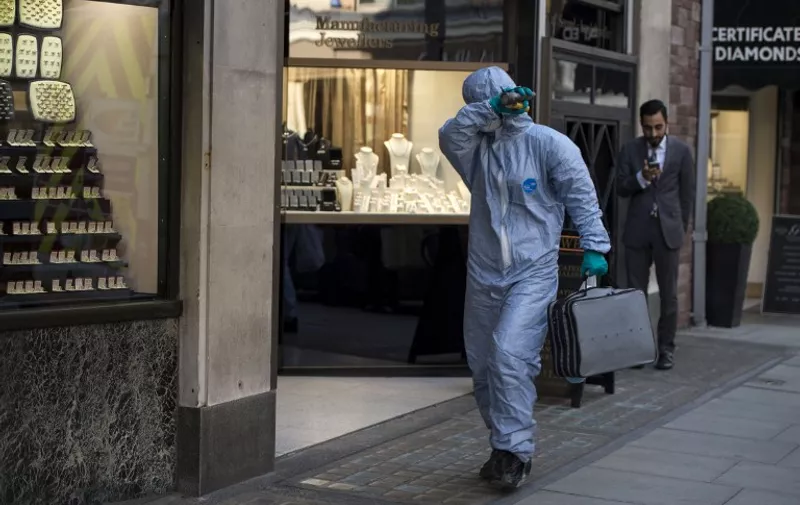 A forensic expert arrives at the Hatton Garden Safe Deposit Limited on April 7, 2015 in London. Thieves have raided some 300 deposit boxes in London&#8217;s diamond quarter, accessing a vault through a lift shaft and using heavy cutting equipment, the police and media reports said on Tuesday. The daring raid apparently took place over [&hellip;]